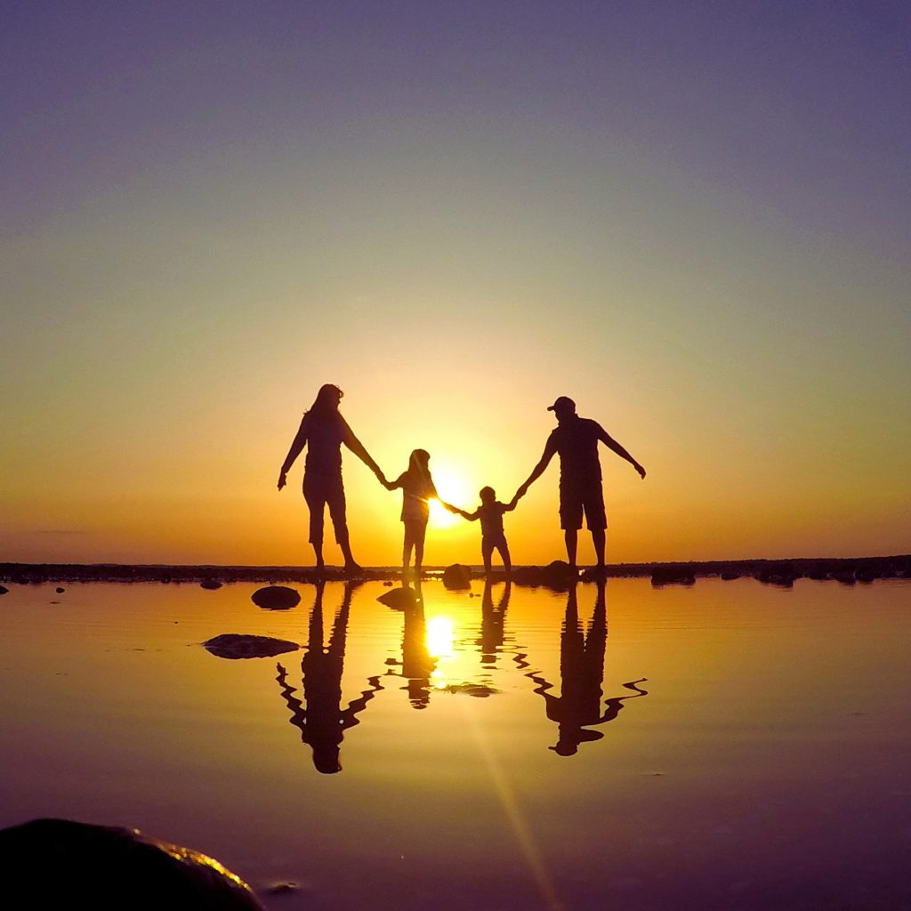 ۱۰ عادت مثبت برای یک زندگی خانوادگی شاداب